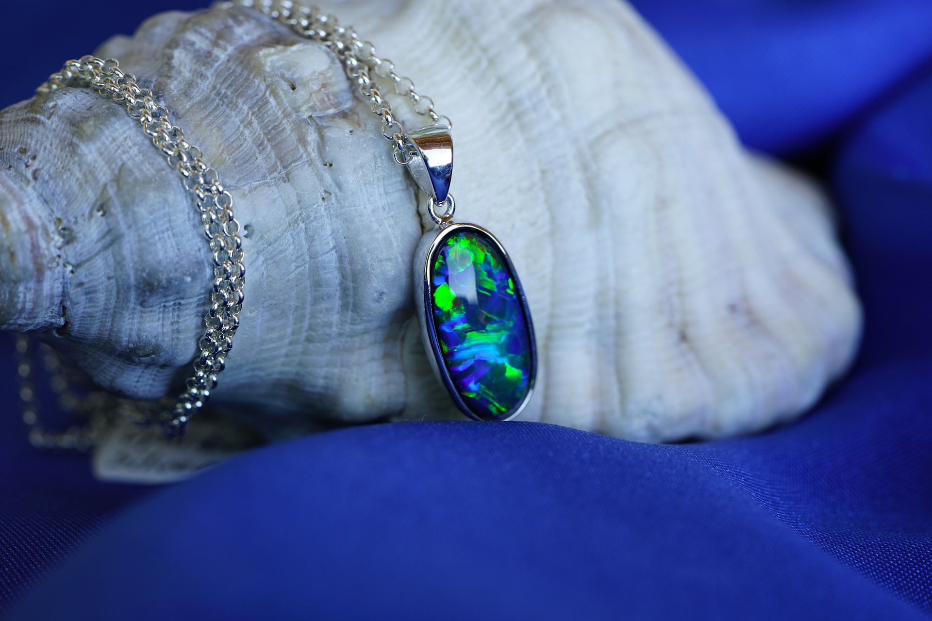 Un opale che cos'è significato della pietra e vari tipi di opale